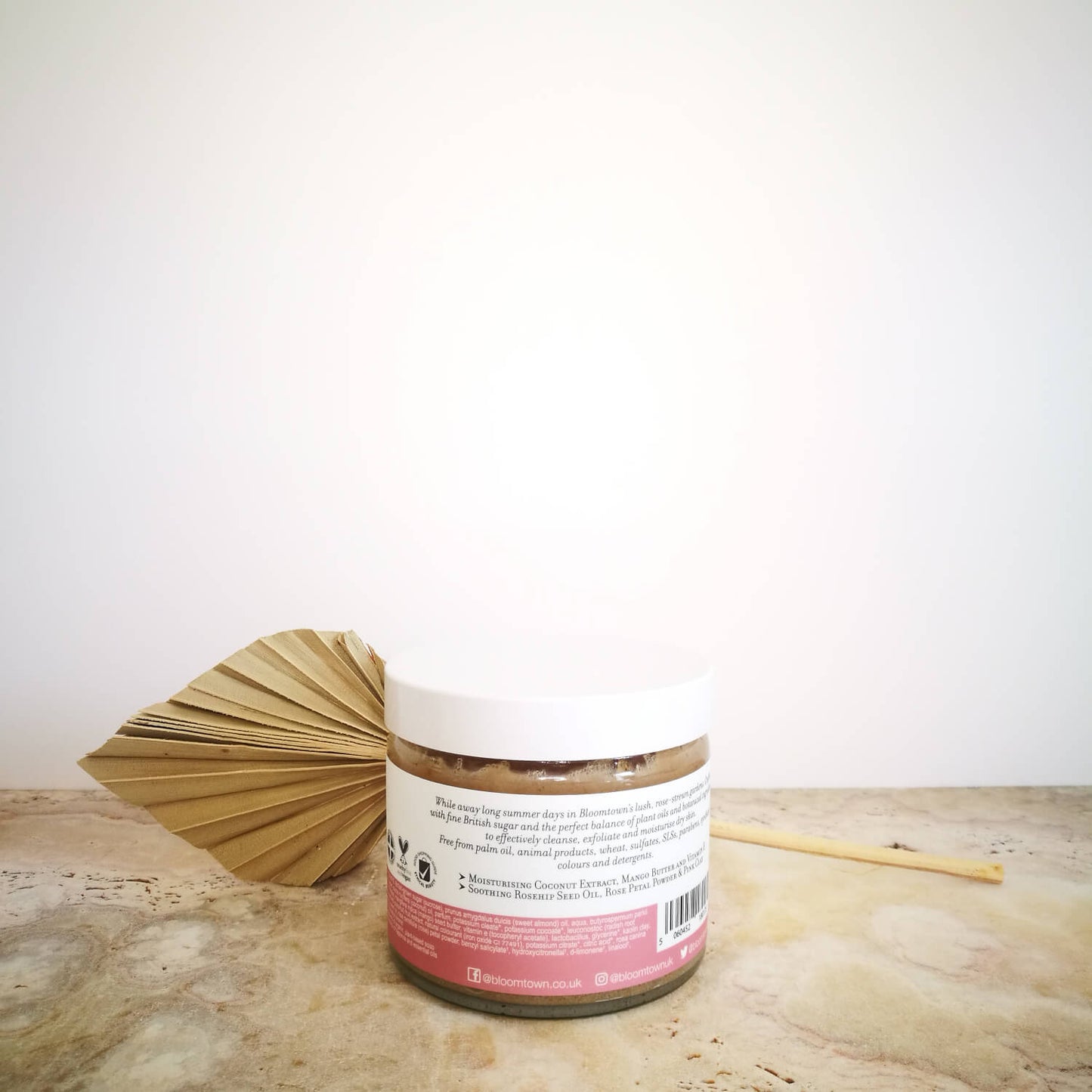 Gommage végan au sucre visage et corps The Rose Garden. Rose musquée et fleurs blanches. 285g.