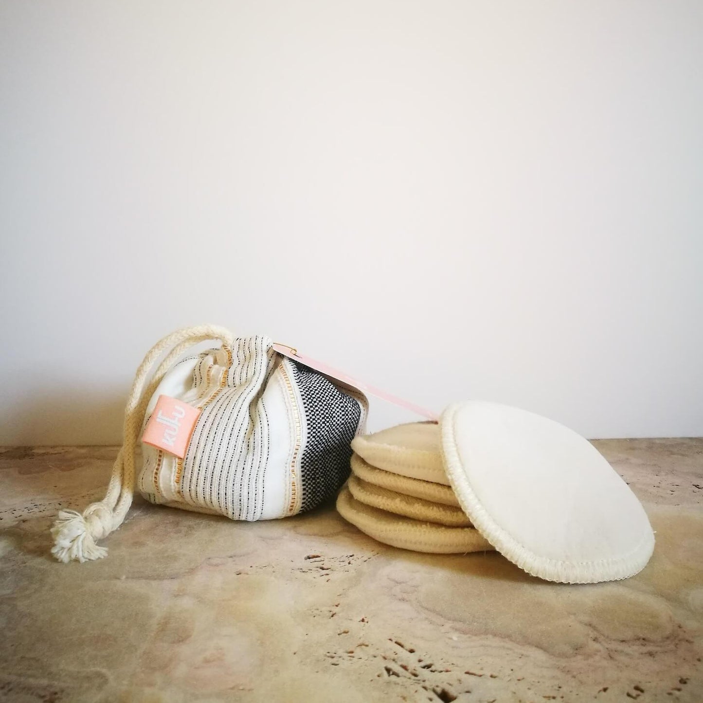 Bourse à cotons en tissu upcyclé et 5 cotons lavables bio. Écru à rayures.