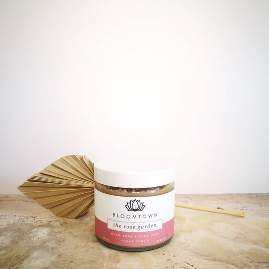 Gommage végan au sucre visage et corps The Rose Garden. Rose musquée et fleurs blanches. 285g.